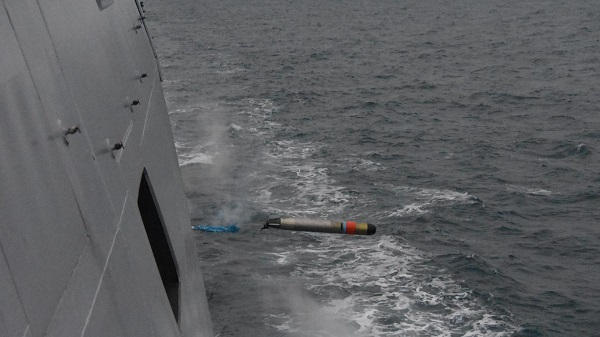Donnant la chasse au sous-marin Casabianca, la frégate Bretagne a tiré avec succès une torpille d’exercice MU-90