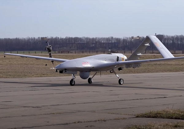 La France et la Grèce auraient bloqué l’achat de drones turcs pour l’Ukraine via un financement européen